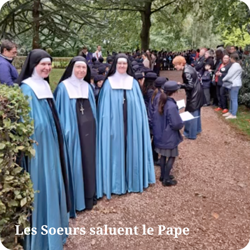 Les soeurs saluent le Pape